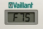 errore-f75-caldaia-vaillant.webp Display caldaia Vaillant con errore F75 attivo